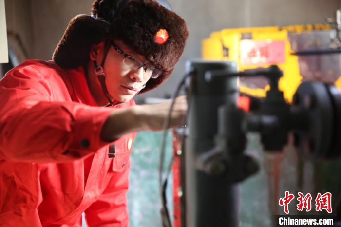图为大庆石油工人在检测设备。许书晨 摄